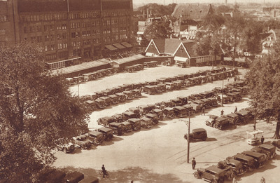 99381 Afbeelding van de geparkeerde auto's op het Vredenburg te Utrecht tijdens de najaarsbeurs; op de achtergrond het ...